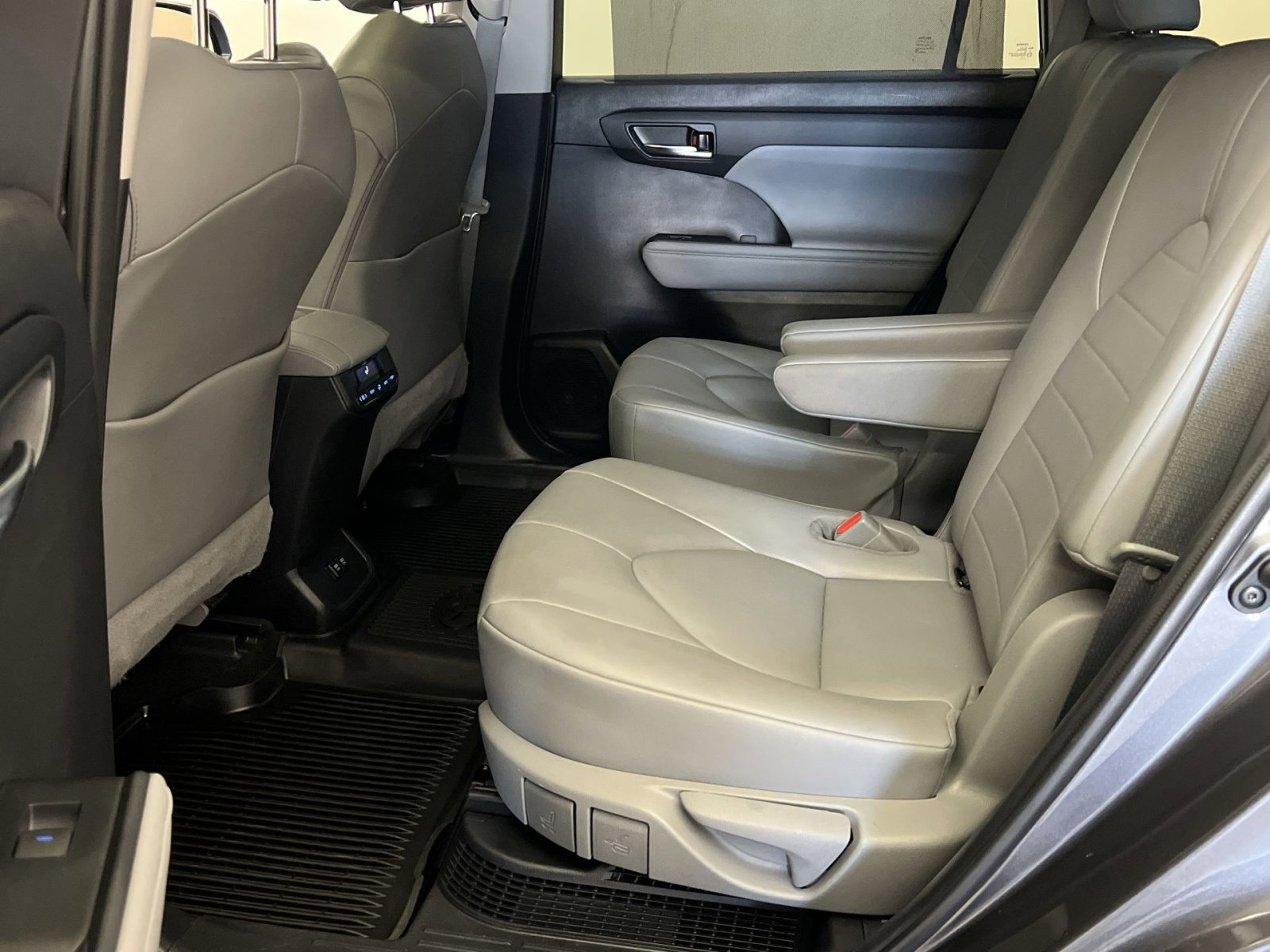 Used 2021 Toyota Highlander XLE image 23