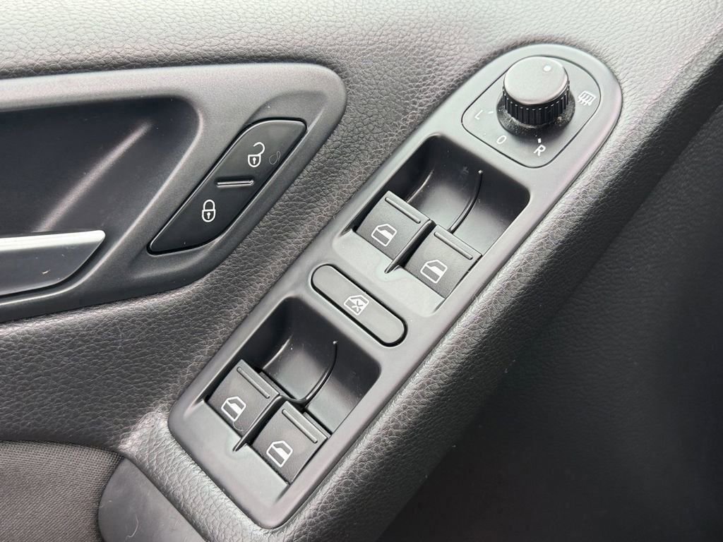 Used 2013 Volkswagen Golf TDI image 18