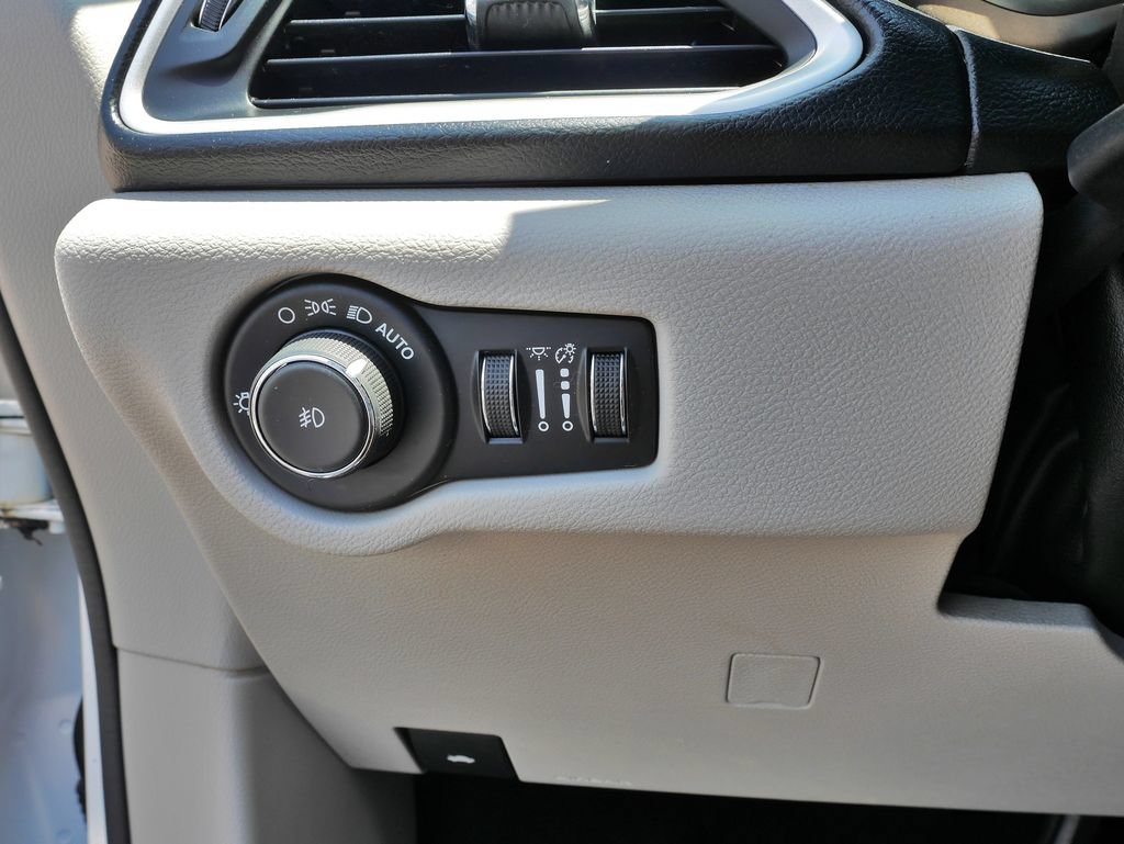 Used 2019 Chrysler Pacifica Touring-L FWD image 22