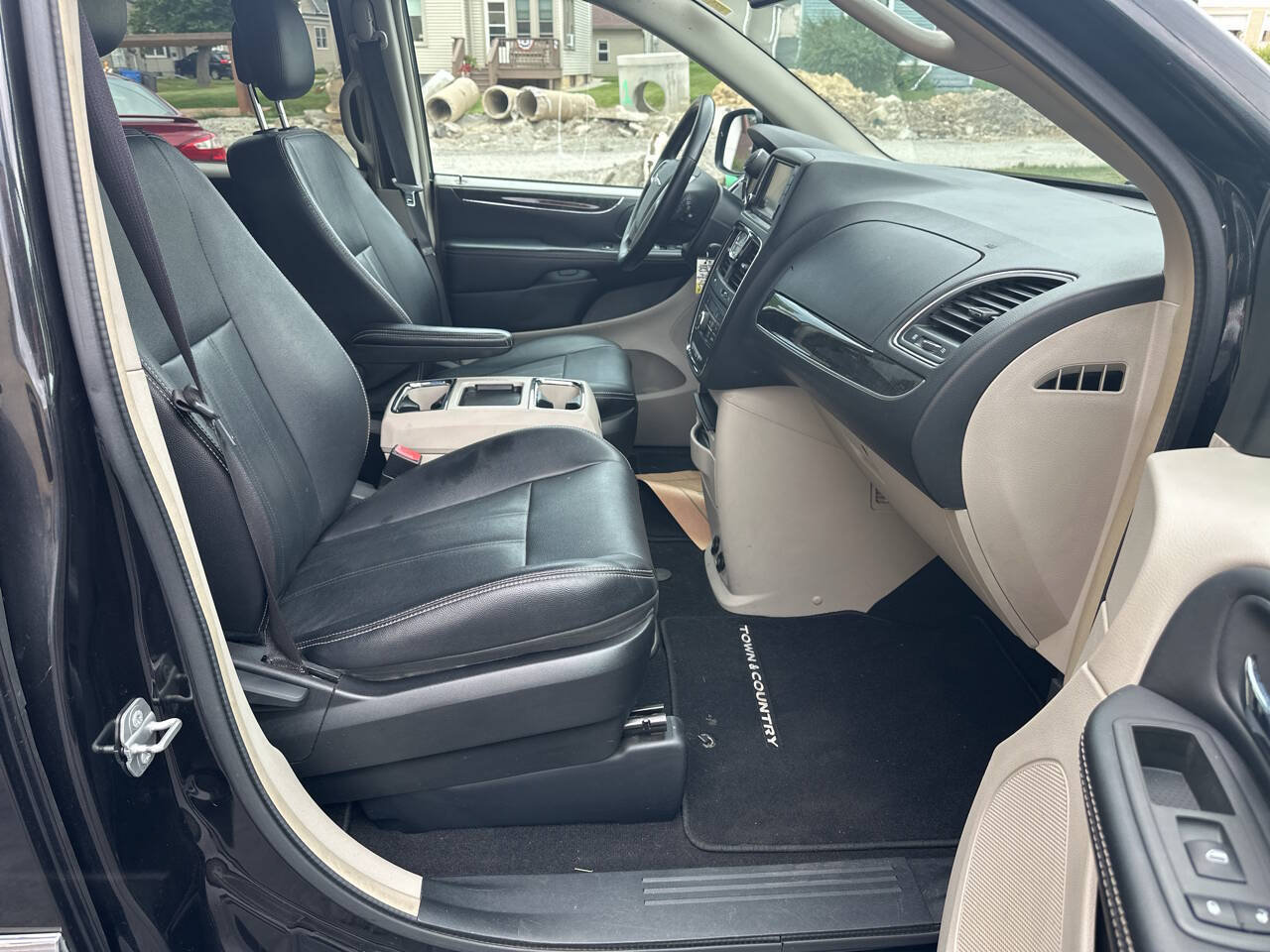 Used 2015 Chrysler Town & Country Touring FWD image 13