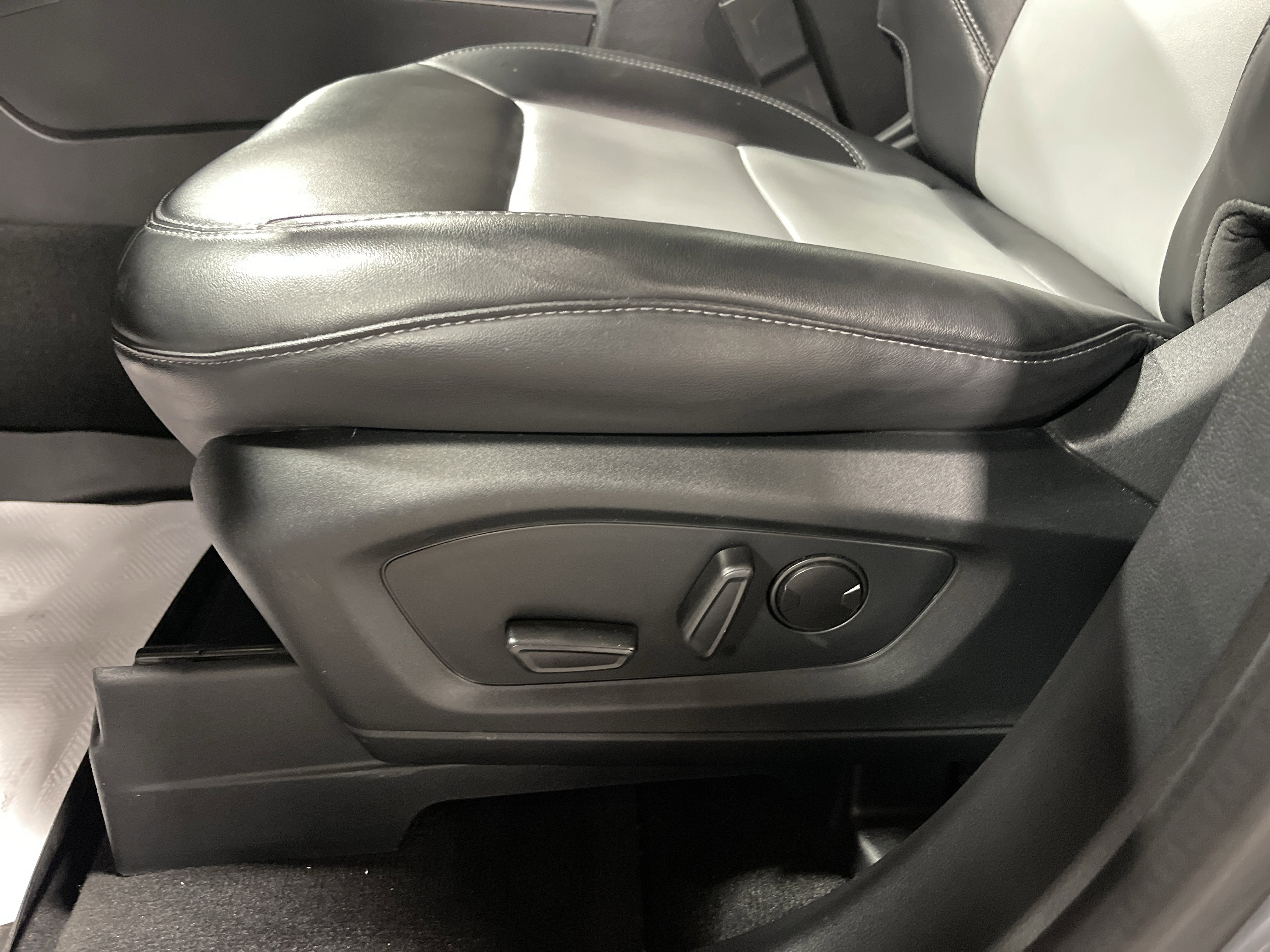 Used 2022 Ford Explorer XLT w/ Equipment Group 202A image 10