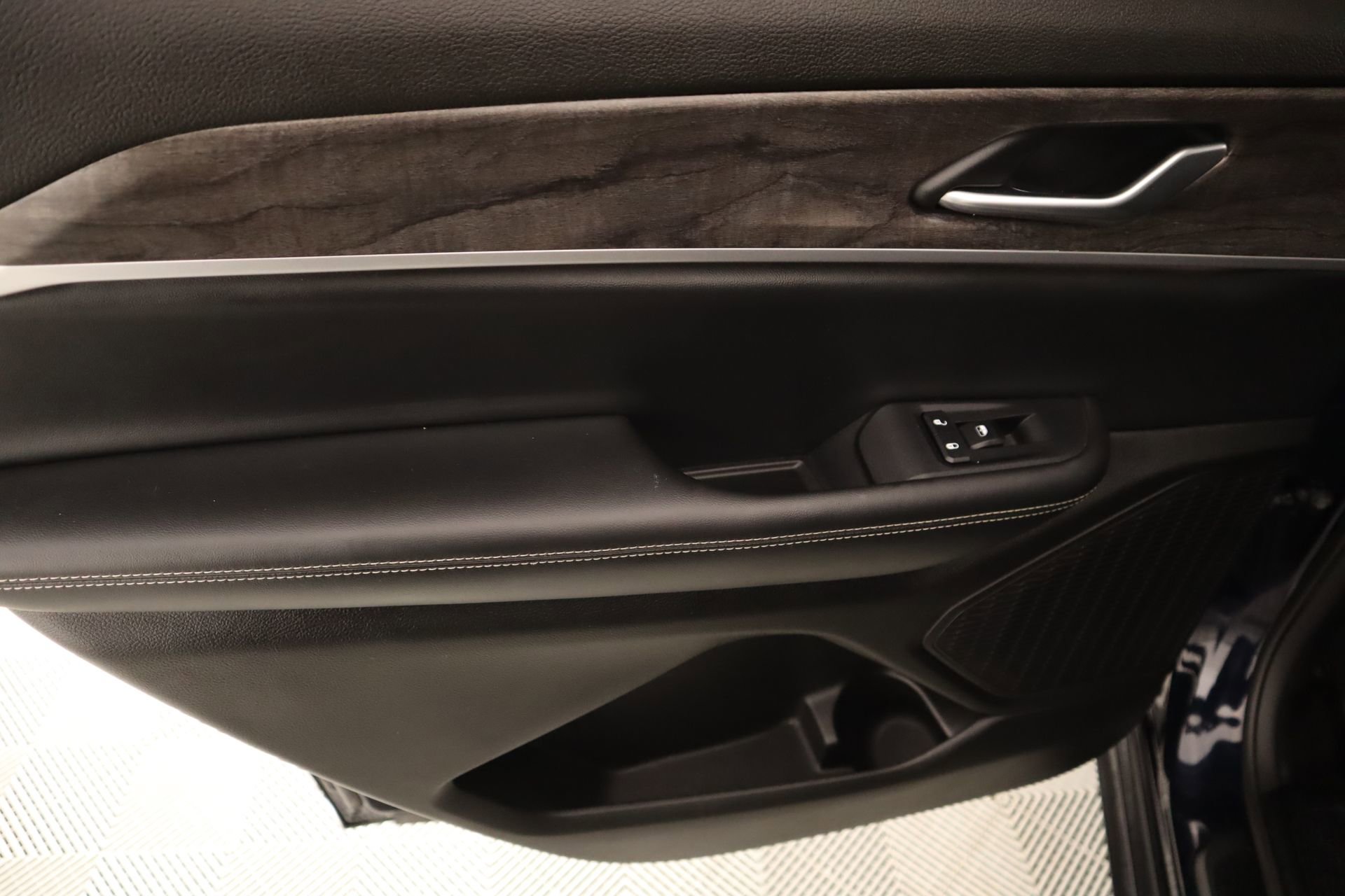 Used 2024 Jeep Grand Cherokee L Limited w/ Black Appearance Package image 19