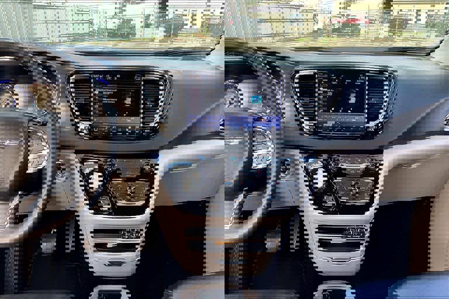 Used 2023 Chrysler Pacifica Touring-L image 7