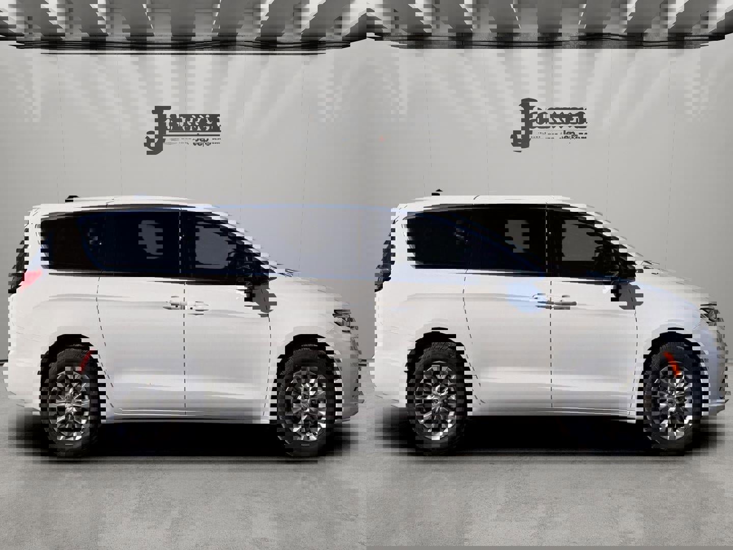 New 2026 Chrysler Pacifica Select image 4