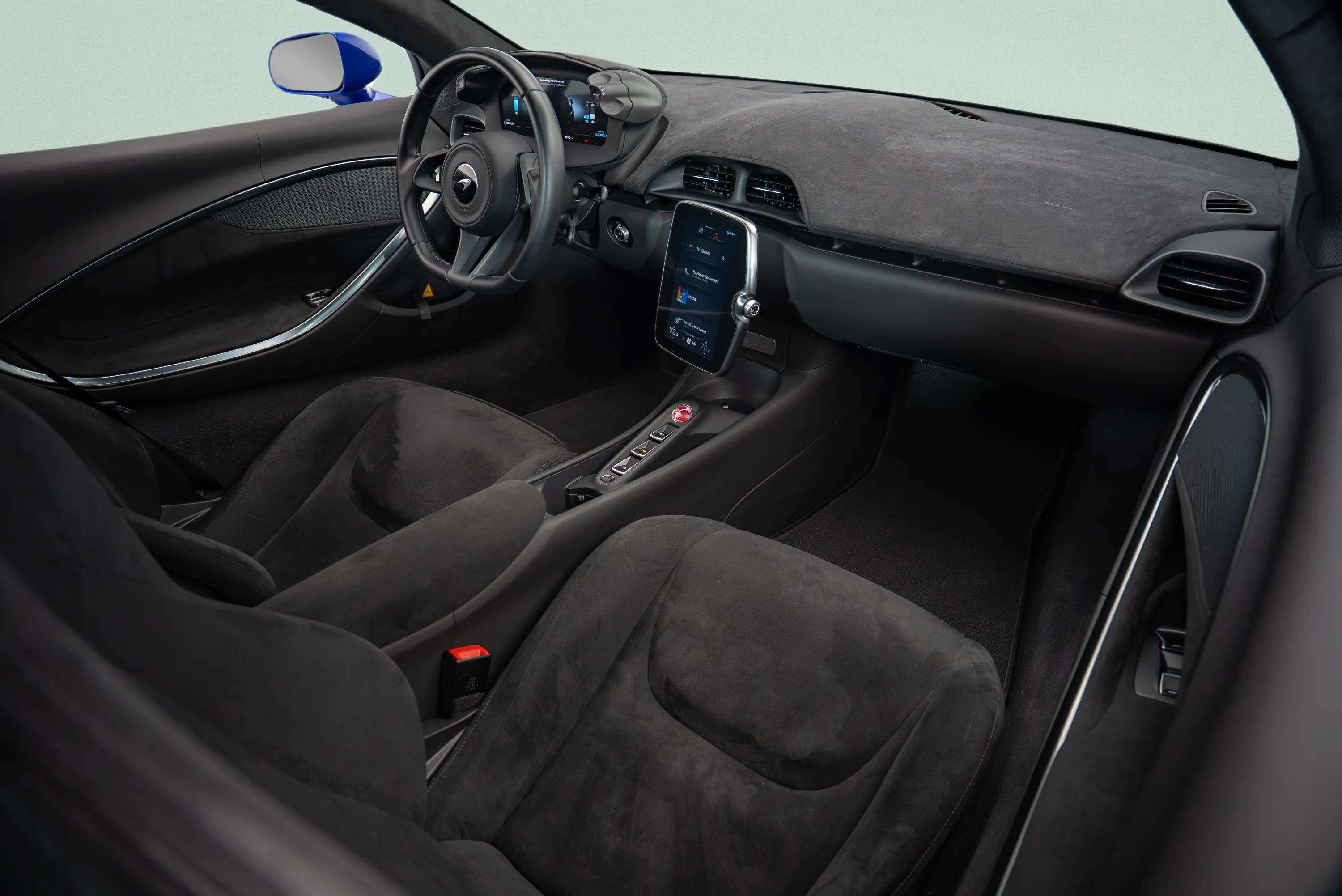 Used 2024 McLaren Artura RWD image 24