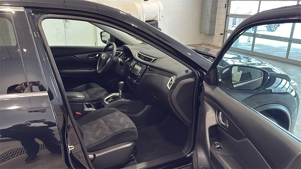 Used 2016 Nissan Rogue SV w/ SV Premium Package image 12