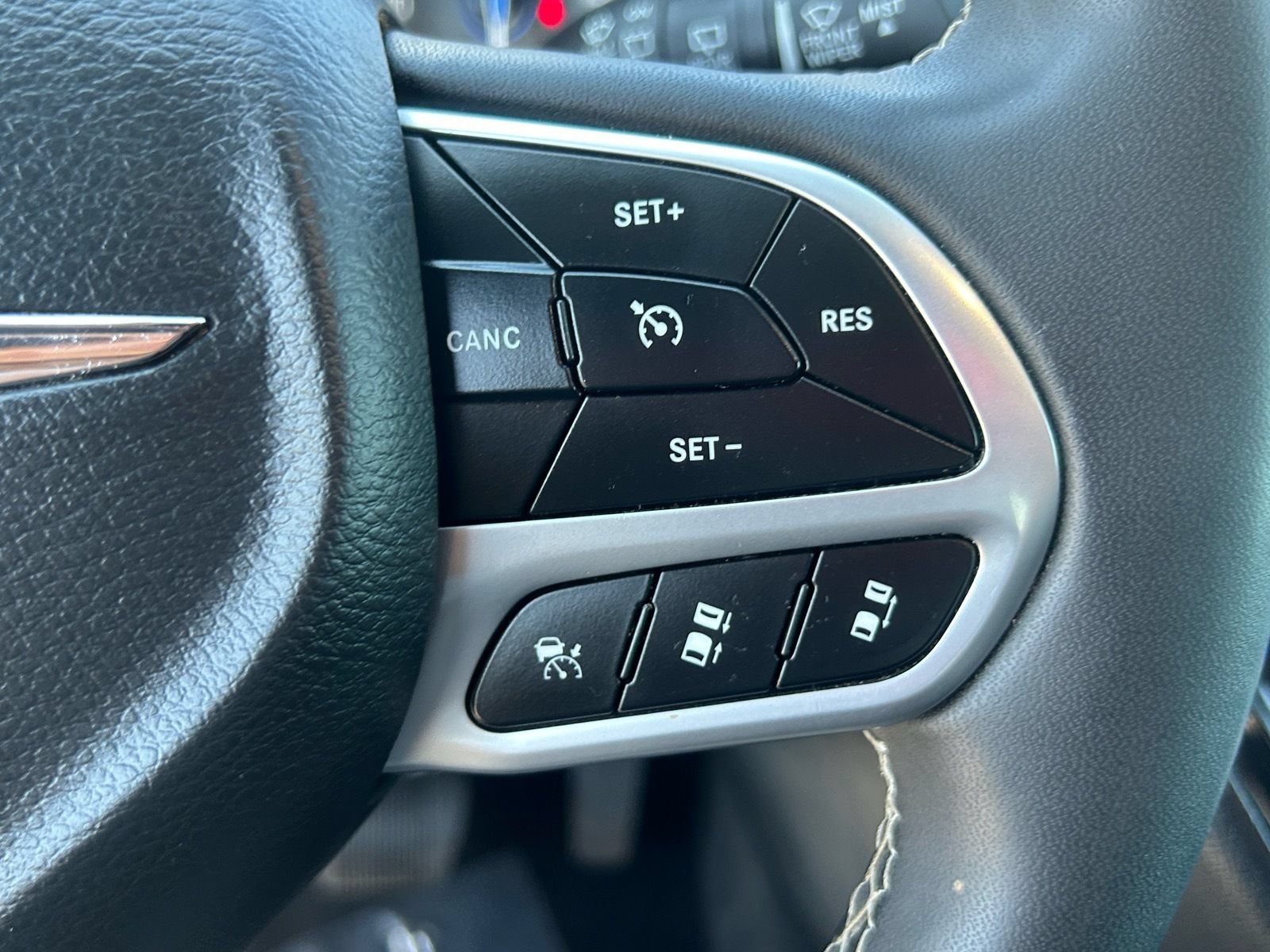 Used 2025 Chrysler Pacifica Select FWD image 30