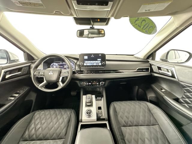 Used 2023 Mitsubishi Outlander SEL AWD/4WD image 3