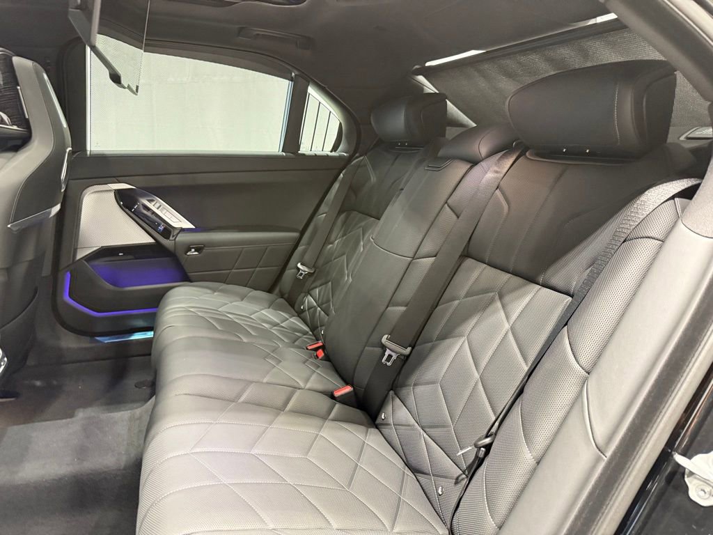 Used 2025 BMW i7 xDrive60 w/ Premium Package image 17