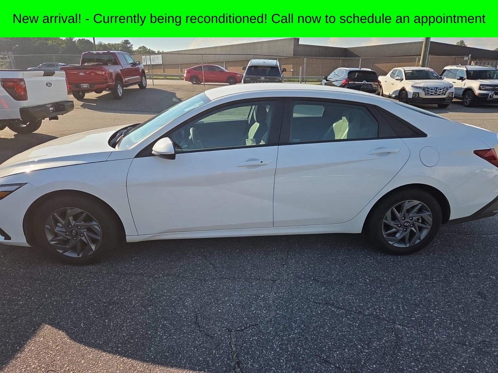 Used 2025 Hyundai Elantra Hybrid FWD image 3