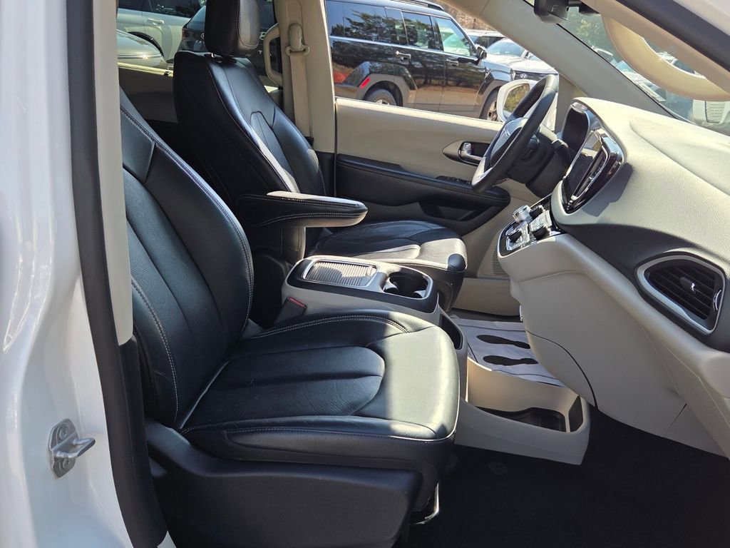 Used 2022 Chrysler Pacifica Touring-L image 16