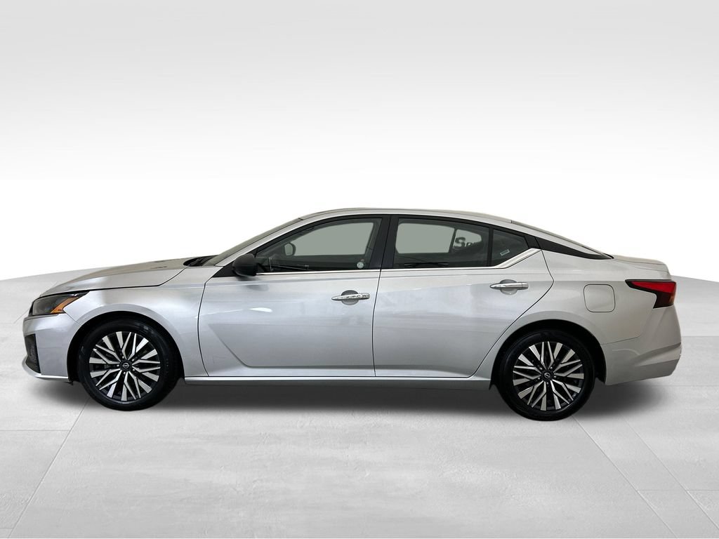 Used 2024 Nissan Altima 2.5 SV FWD image 2