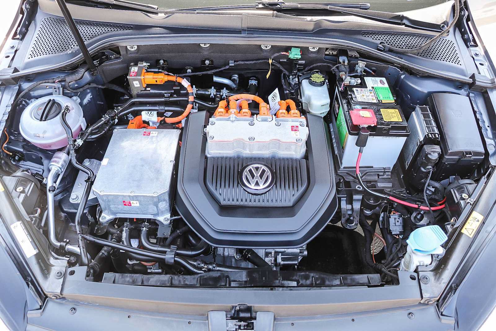 Used 2016 Volkswagen e-Golf SE FWD image 27