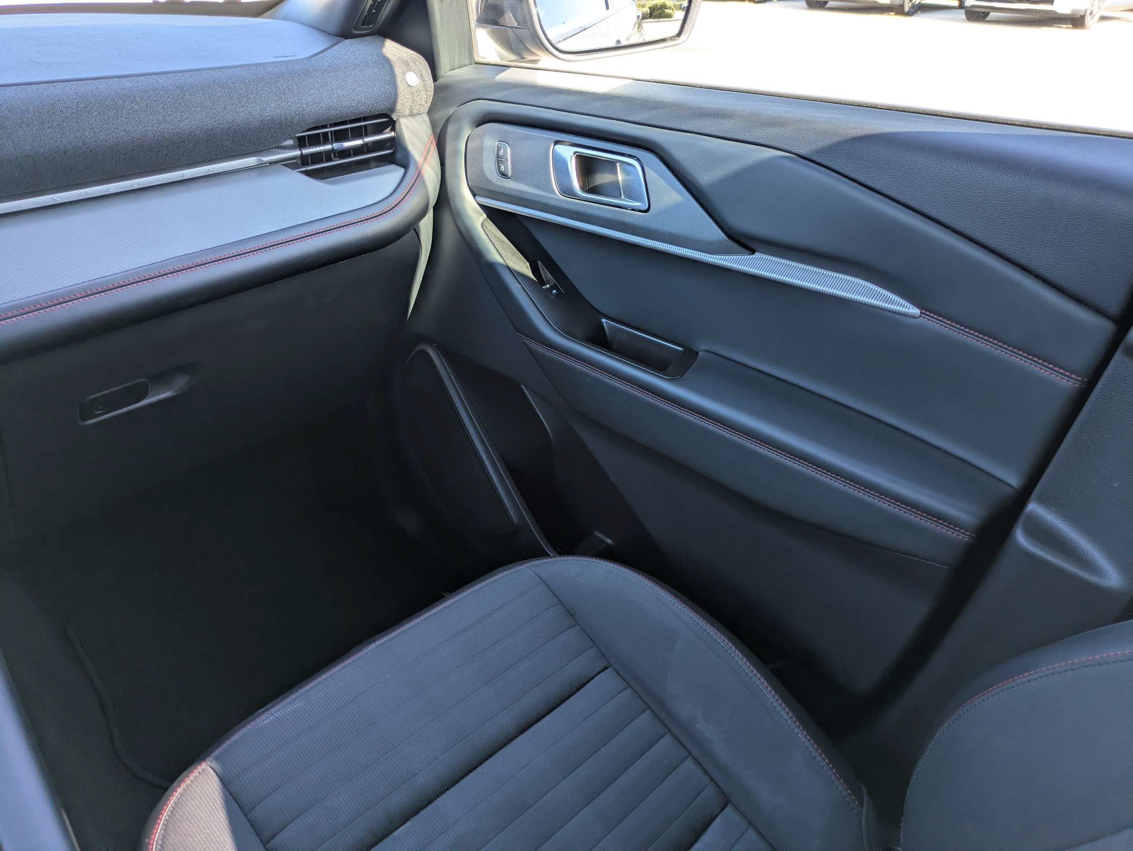 Used 2025 Ford Explorer ST-Line AWD/4WD image 17