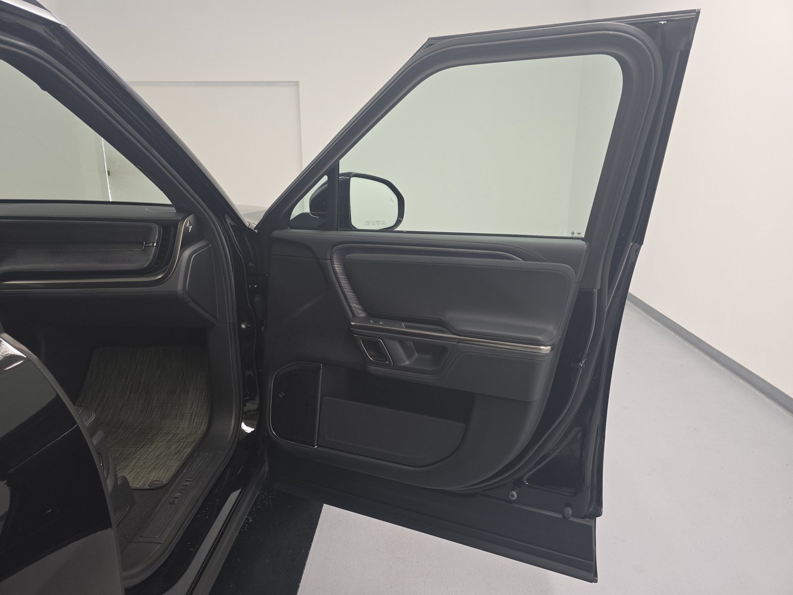 Used 2024 Rivian R1S Adventure AWD/4WD image 18