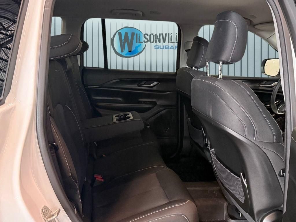Used 2024 Jeep Grand Cherokee Laredo AWD/4WD image 7