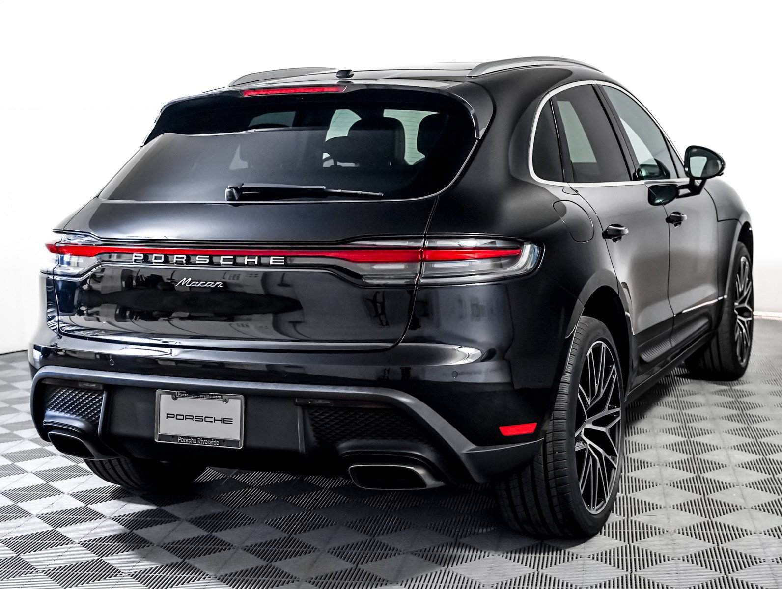 Certified 2024 Porsche Macan image 10