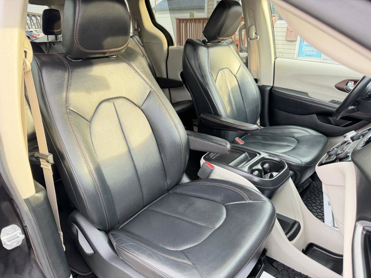 Used 2018 Chrysler Pacifica Touring-L image 43