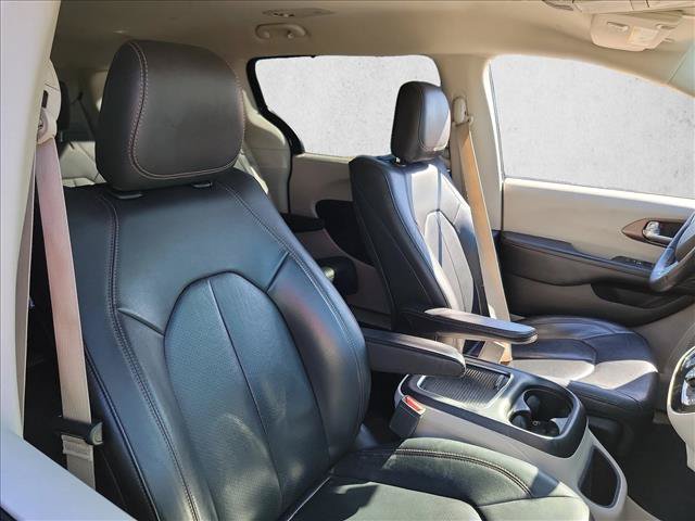 Used 2018 Chrysler Pacifica Touring-L Plus w/ Advanced Safetytec Group FWD image 15