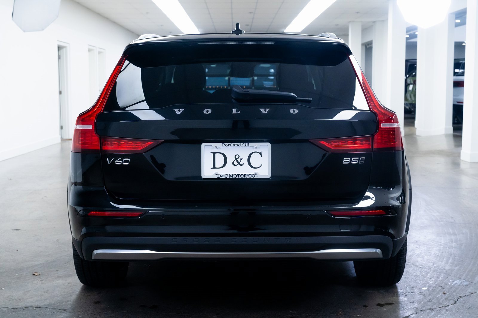 Used 2025 Volvo V60 B5 Cross Country Plus image 5