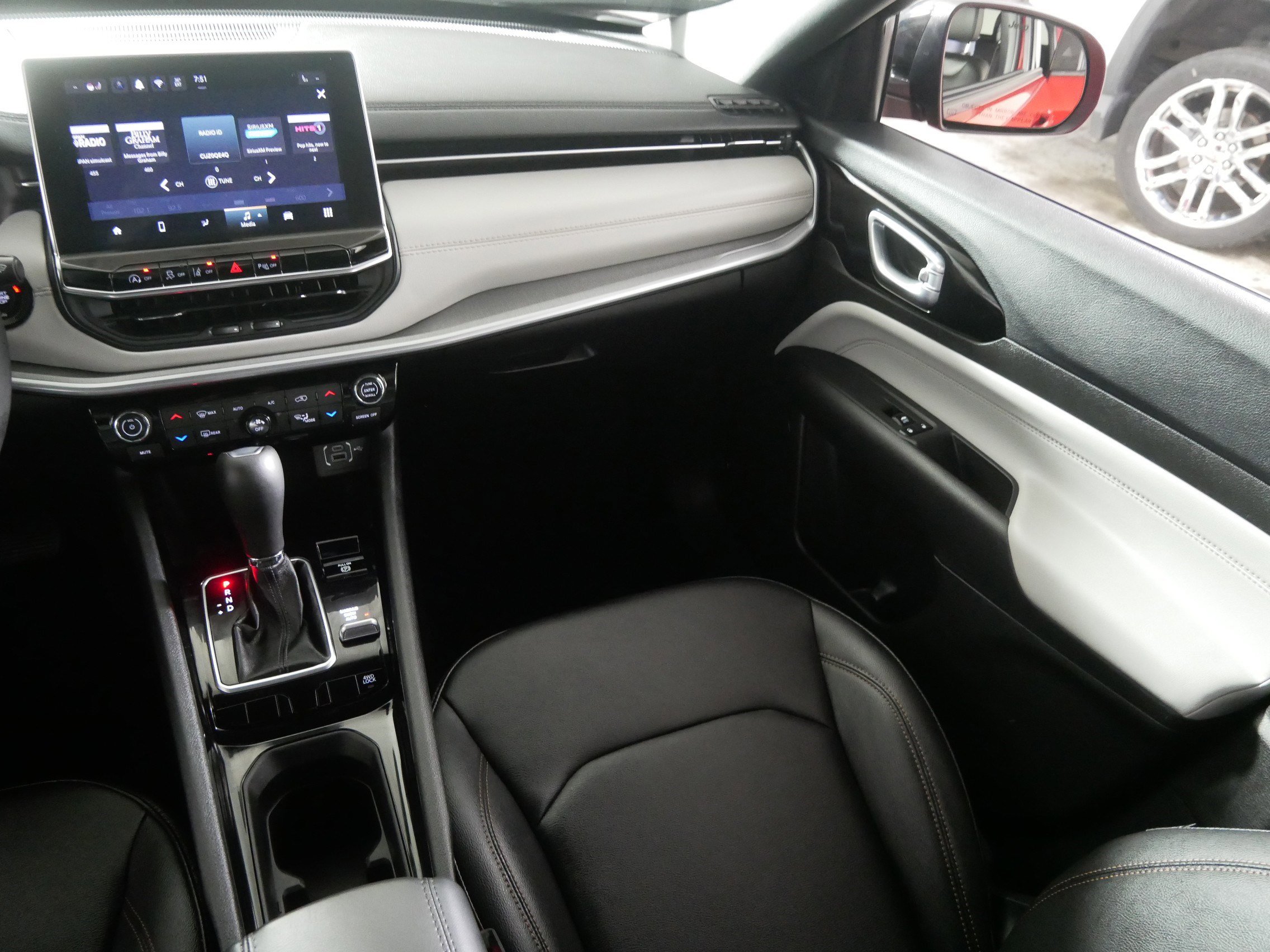 Used 2024 Jeep Compass Limited image 11