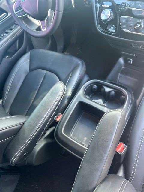 Used 2025 Chrysler Pacifica Select FWD image 21