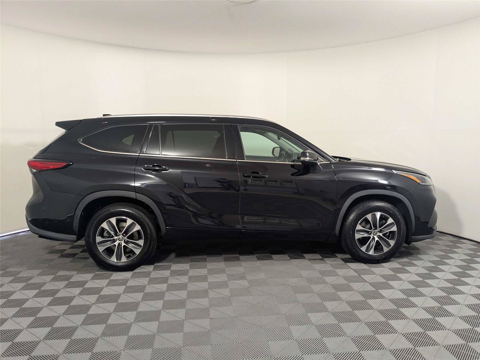 Used 2021 Toyota Highlander XLE FWD image 4