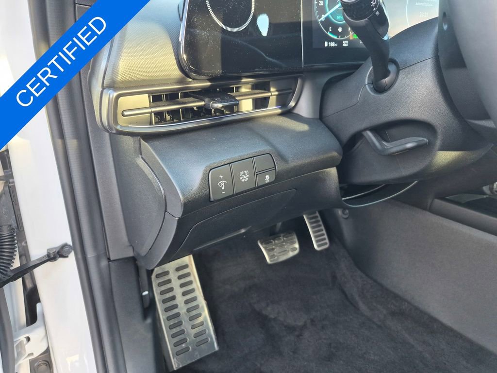 Used 2025 Hyundai Elantra SEL image 12