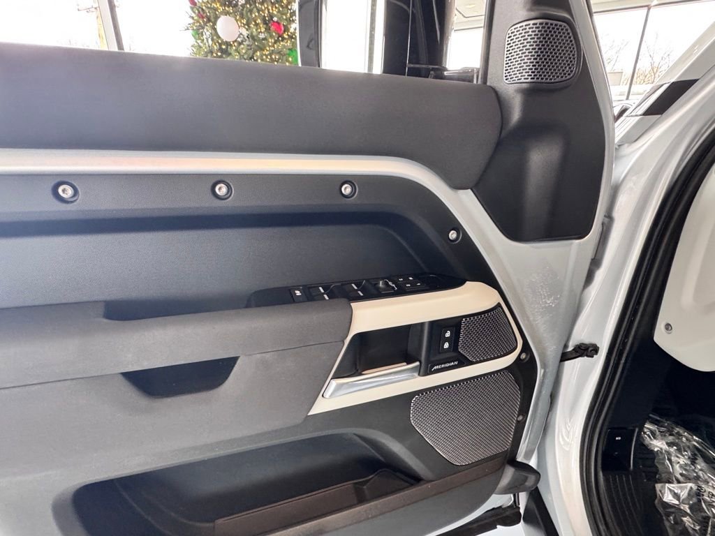 Used 2023 Land Rover Defender 110 S image 37