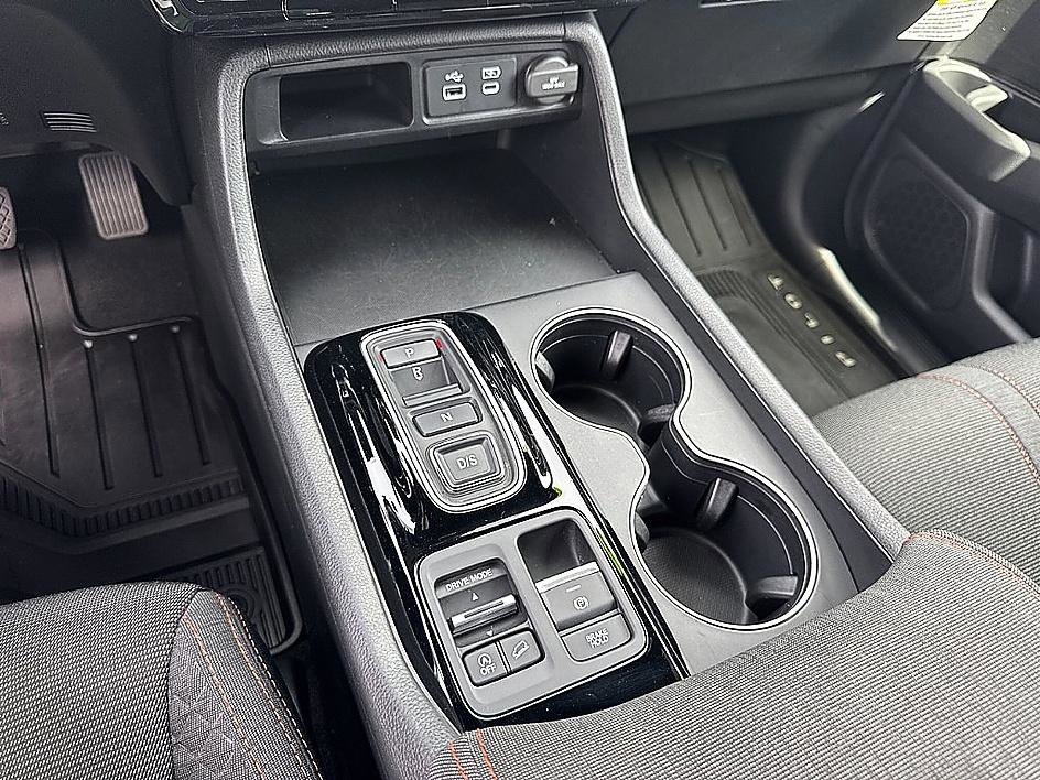 Used 2025 Honda Pilot Sport image 16
