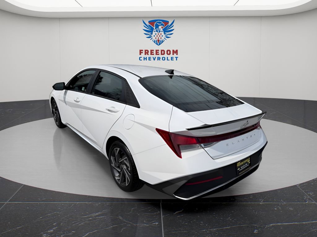 Used 2025 Hyundai Elantra Sport image 4