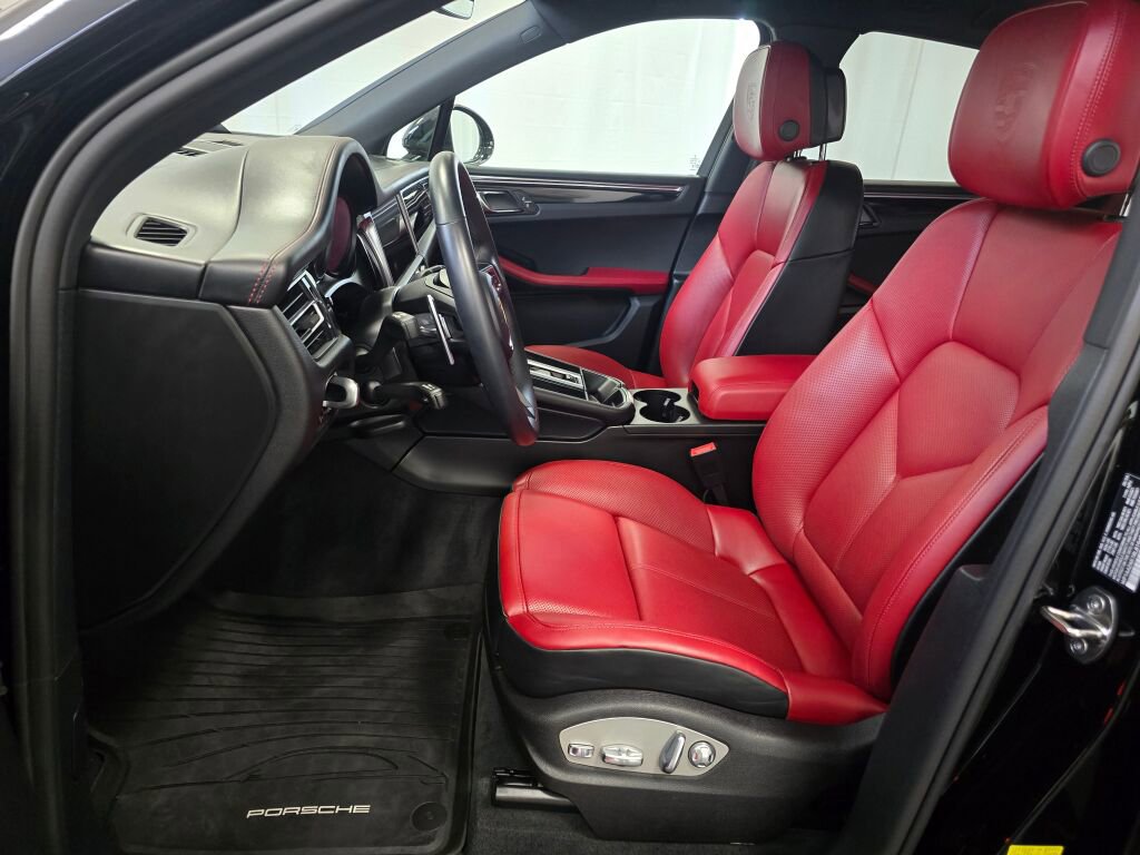 Certified 2024 Porsche Macan image 14
