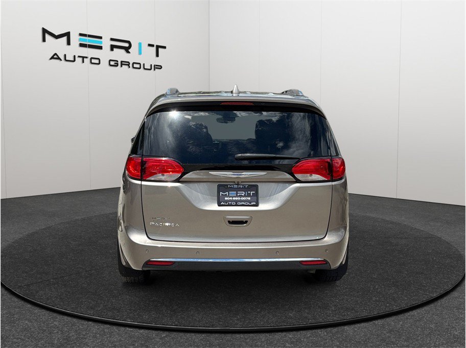 Used 2018 Chrysler Pacifica Touring-L FWD image 8