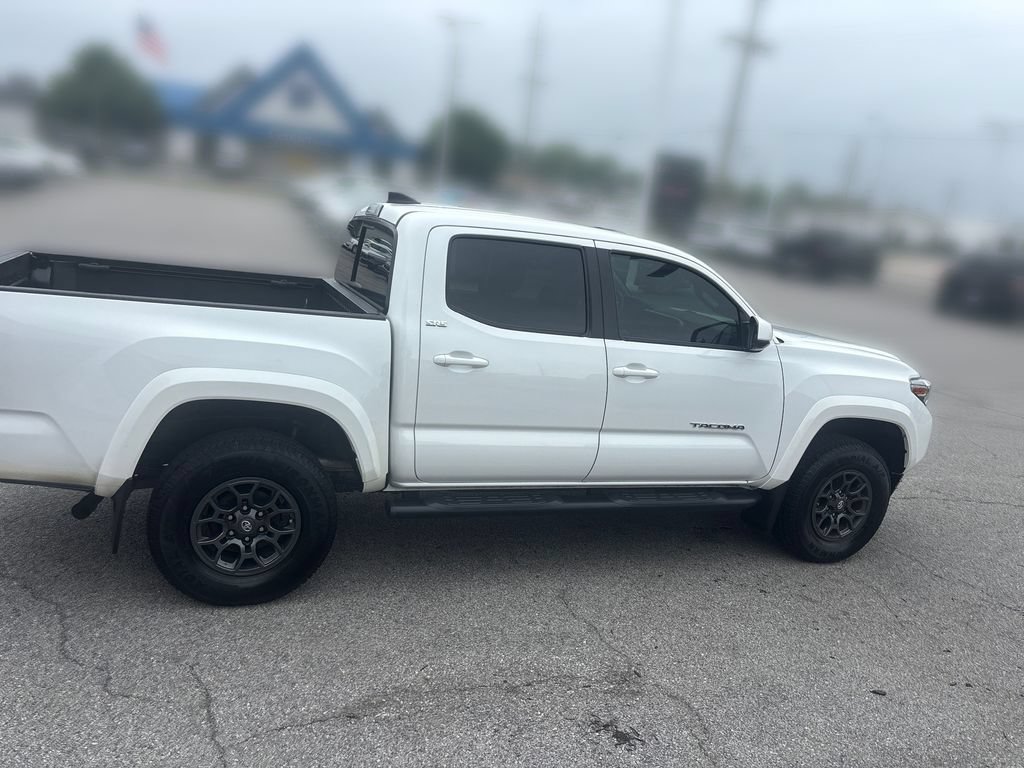 Used 2018 Toyota Tacoma SR5 AWD/4WD image 9