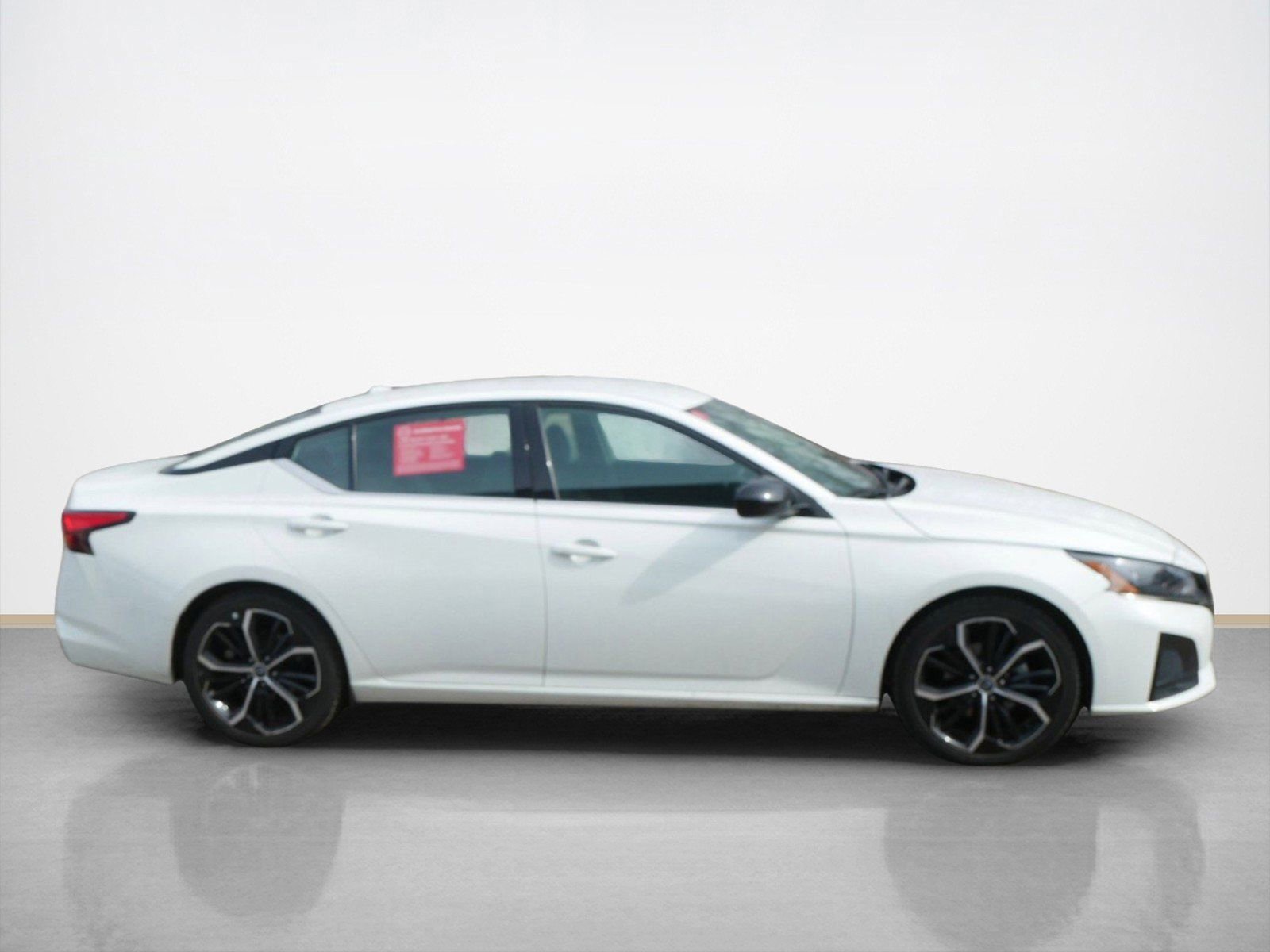 Used 2023 Nissan Altima 2.5 SR image 2