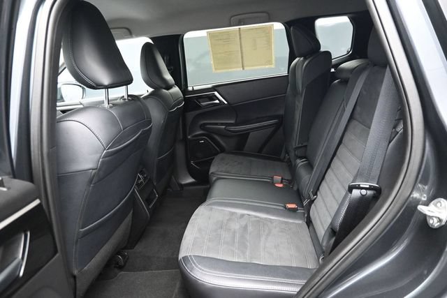Used 2025 Mitsubishi Outlander SE FWD image 11