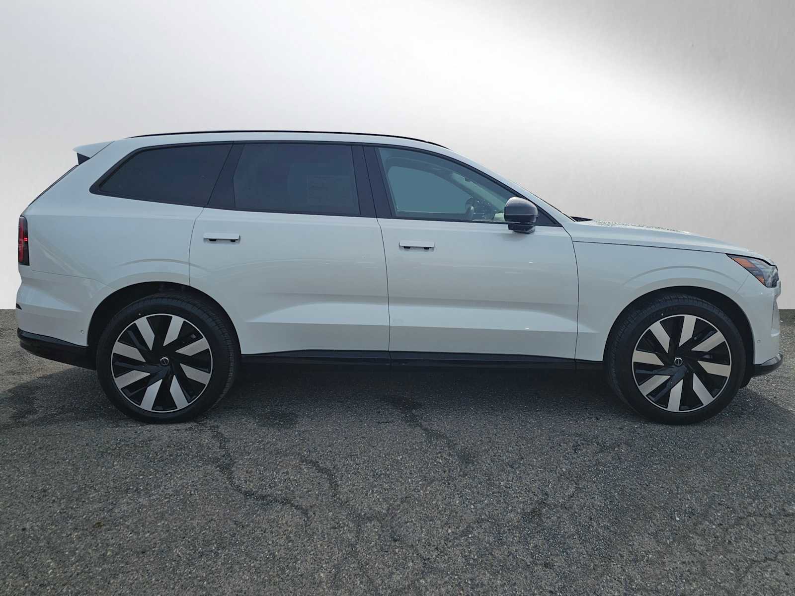 New 2026 Volvo EX90 Ultra image 2