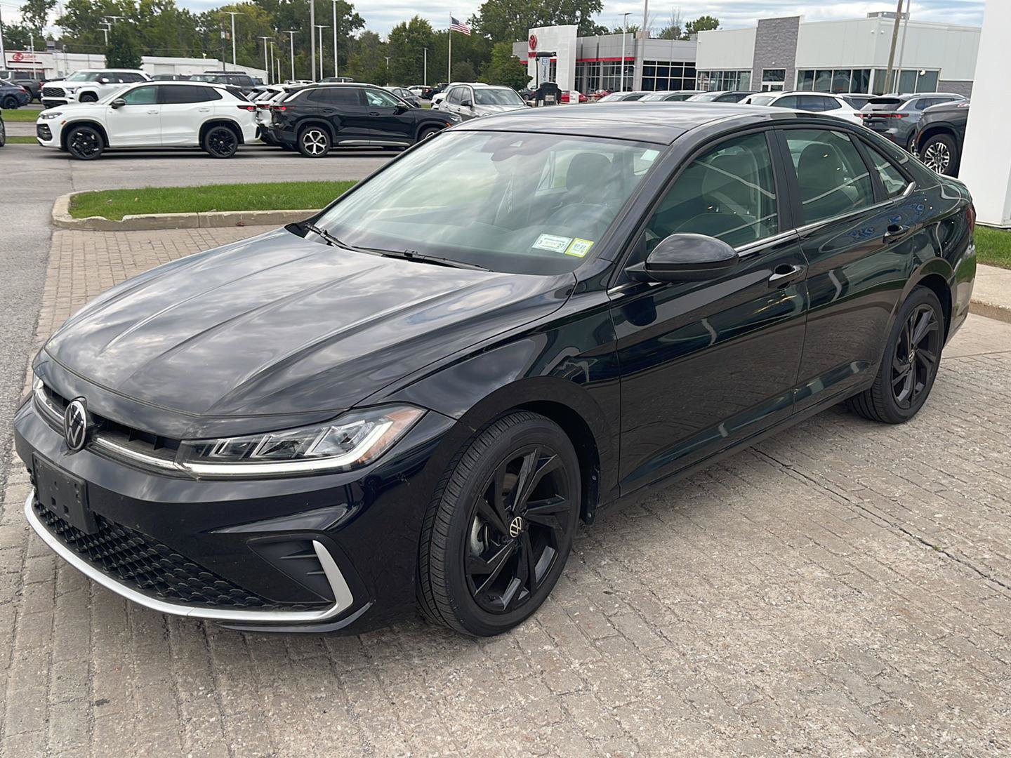 Used 2025 Volkswagen Jetta SE FWD image 3