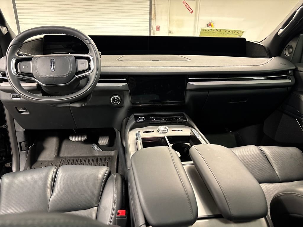 Used 2025 Lincoln Navigator Reserve w/ Jet Appearance Package image 28