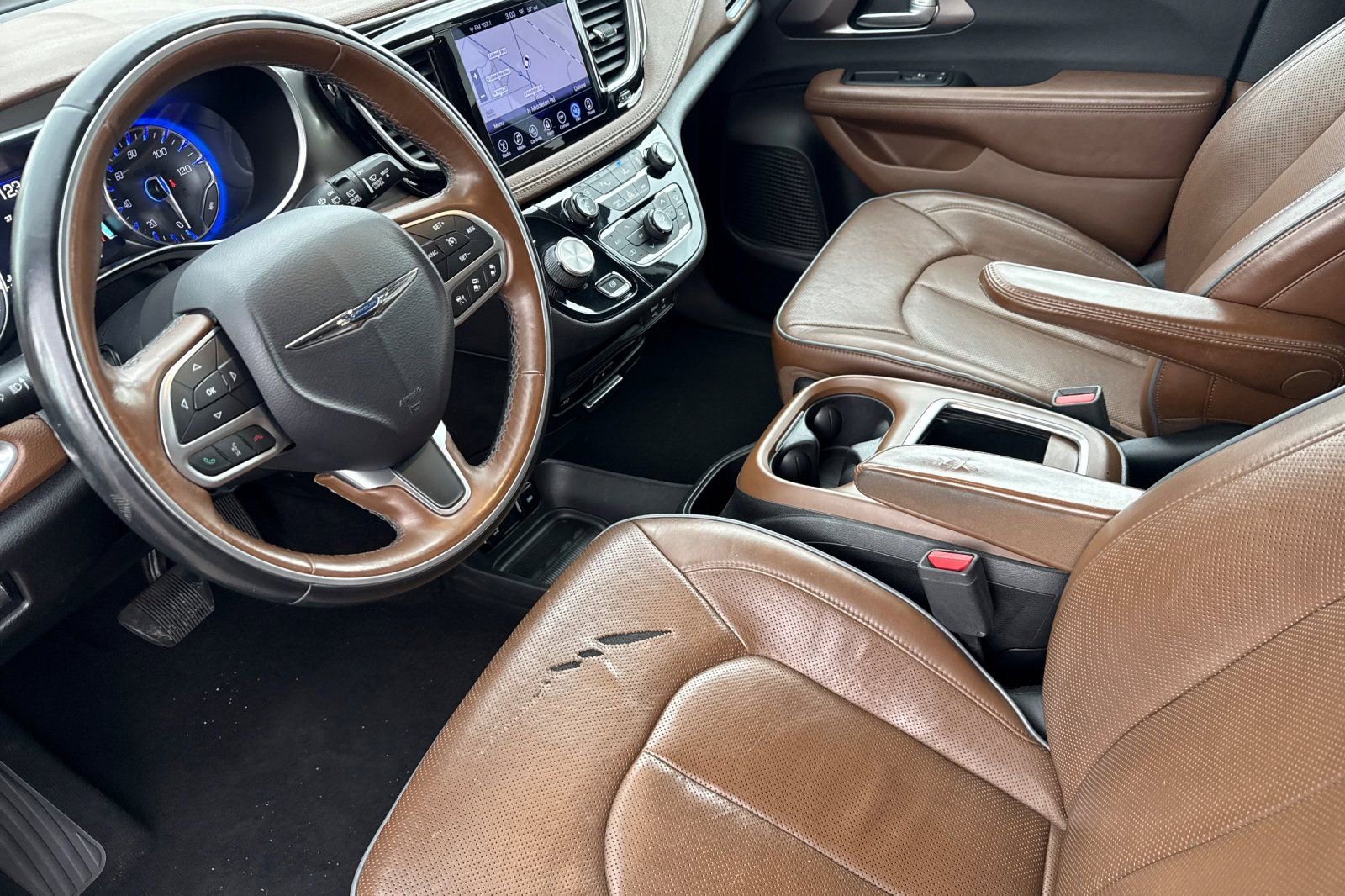 Used 2017 Chrysler Pacifica Limited w/ UConnect Theater Package FWD image 10