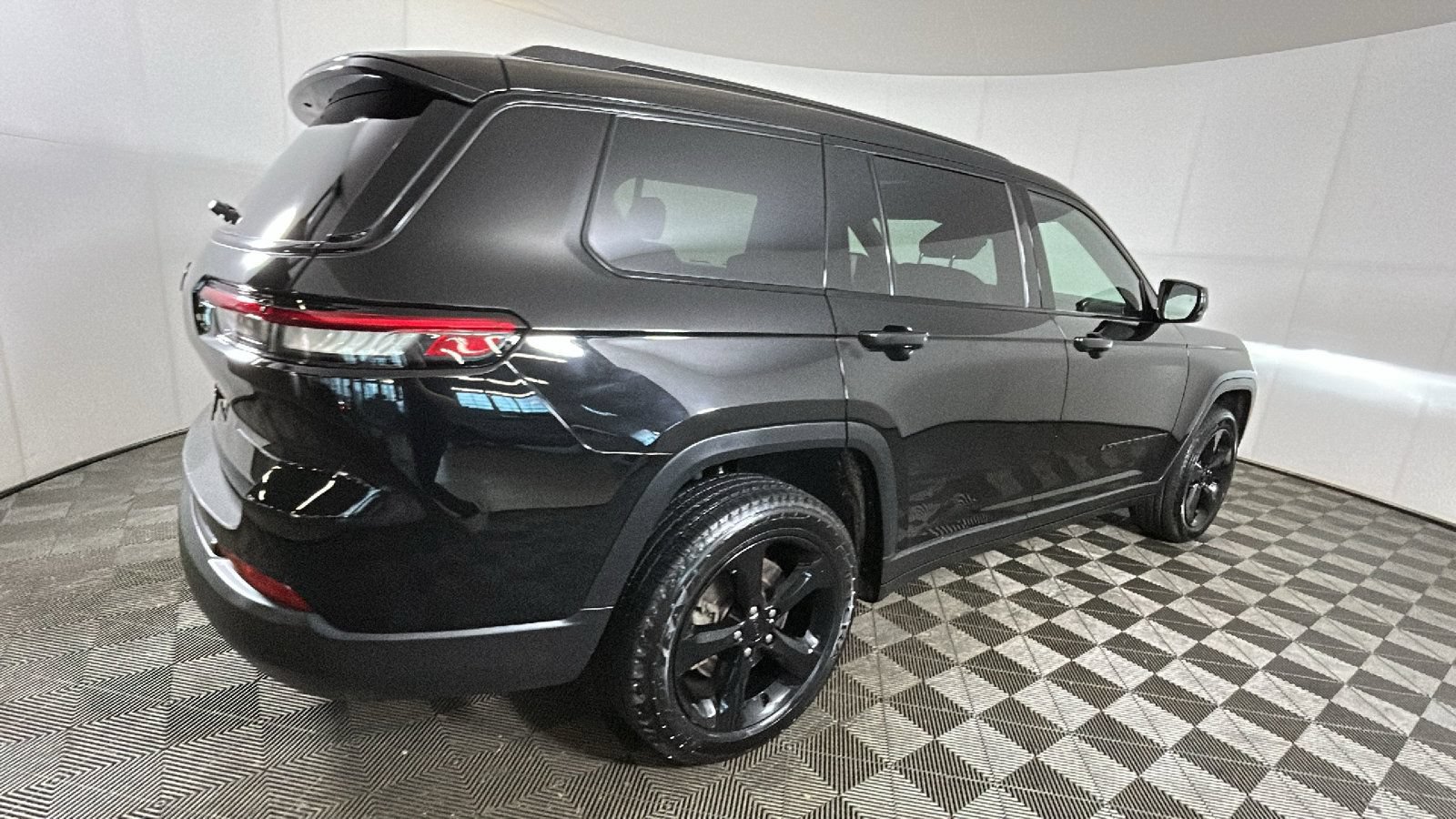 Used 2023 Jeep Grand Cherokee L Laredo AWD/4WD image 3