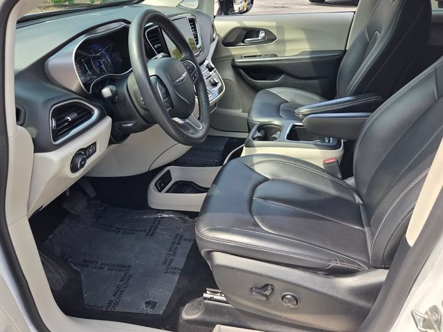 Used 2024 Chrysler Pacifica Touring-L FWD image 16