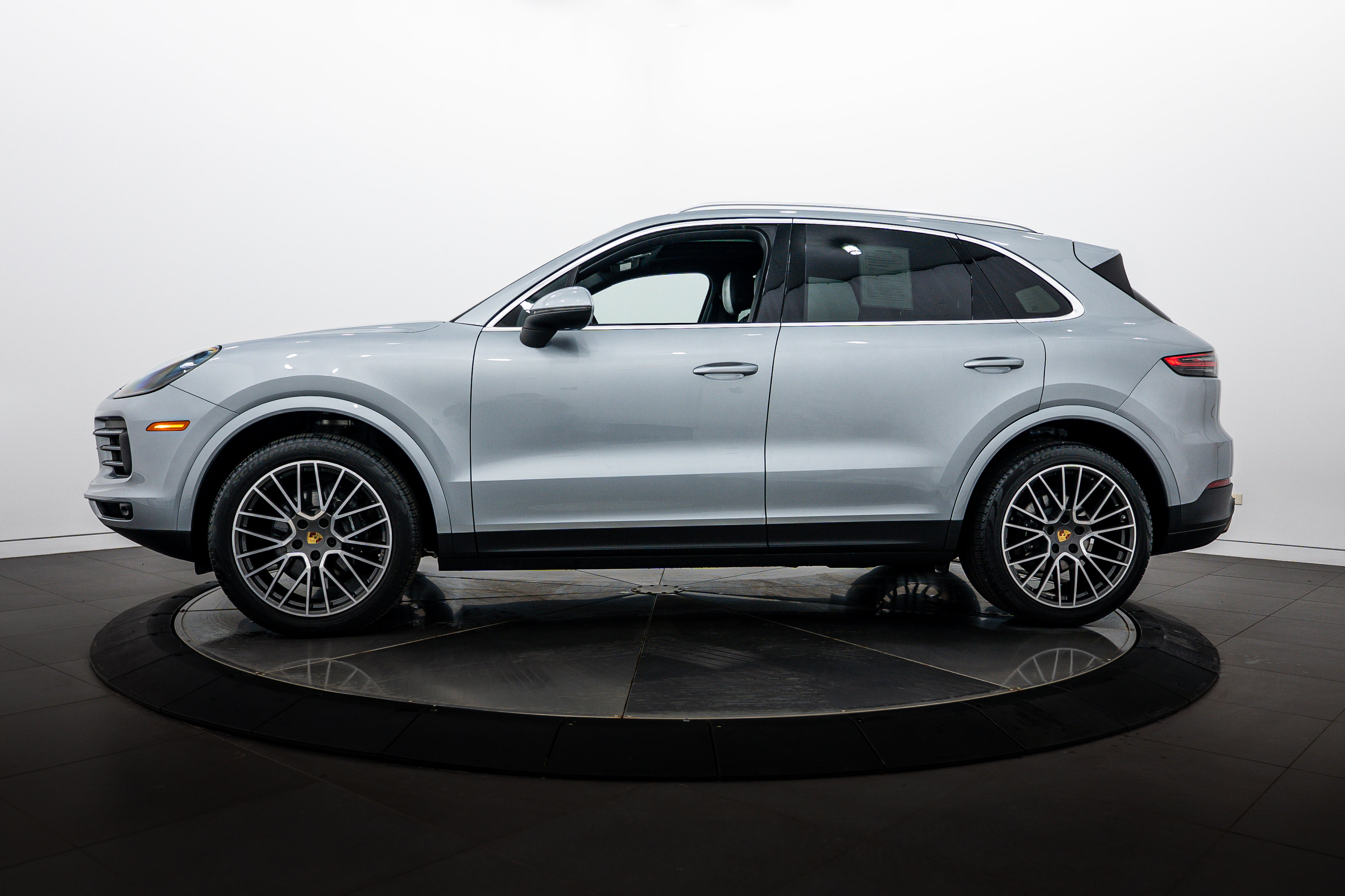 Certified 2020 Porsche Cayenne AWD/4WD image 2