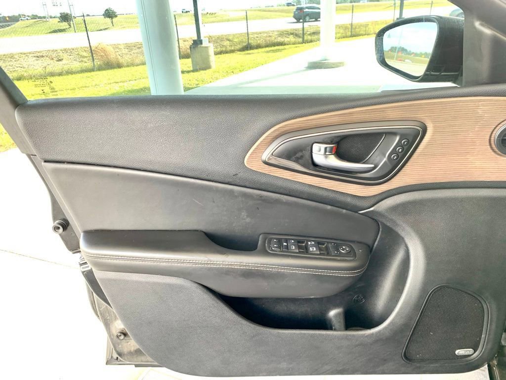 Used 2015 Chrysler 200 C w/ Navigation & Sound Group I image 10