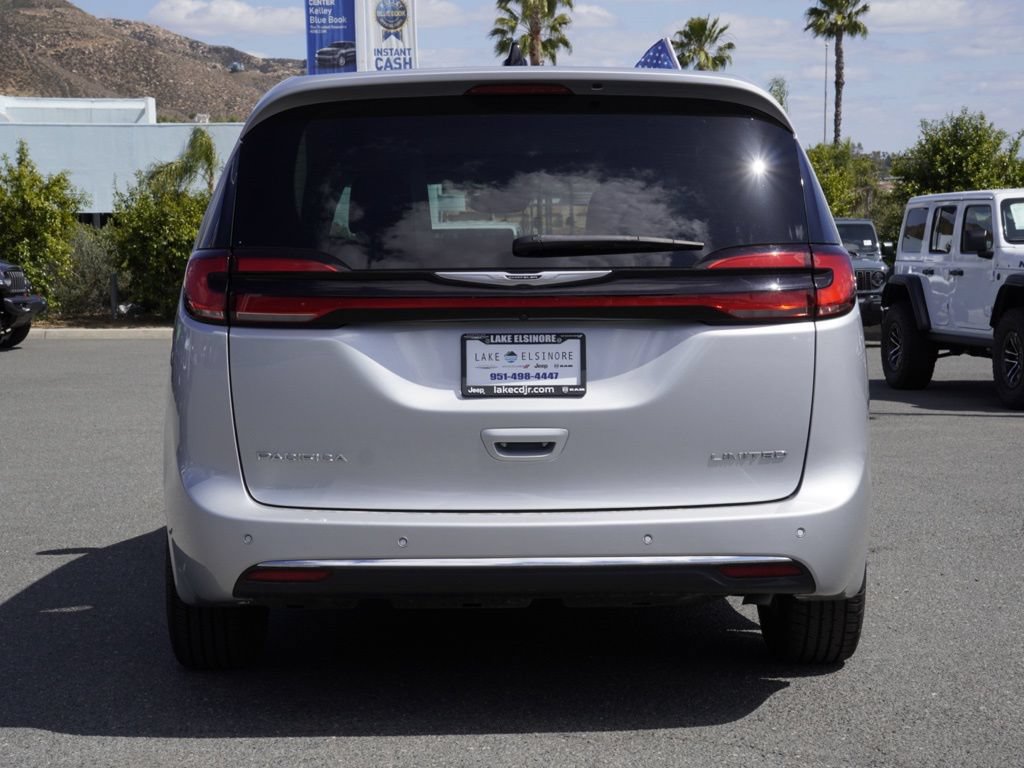 Used 2024 Chrysler Pacifica Limited FWD image 5