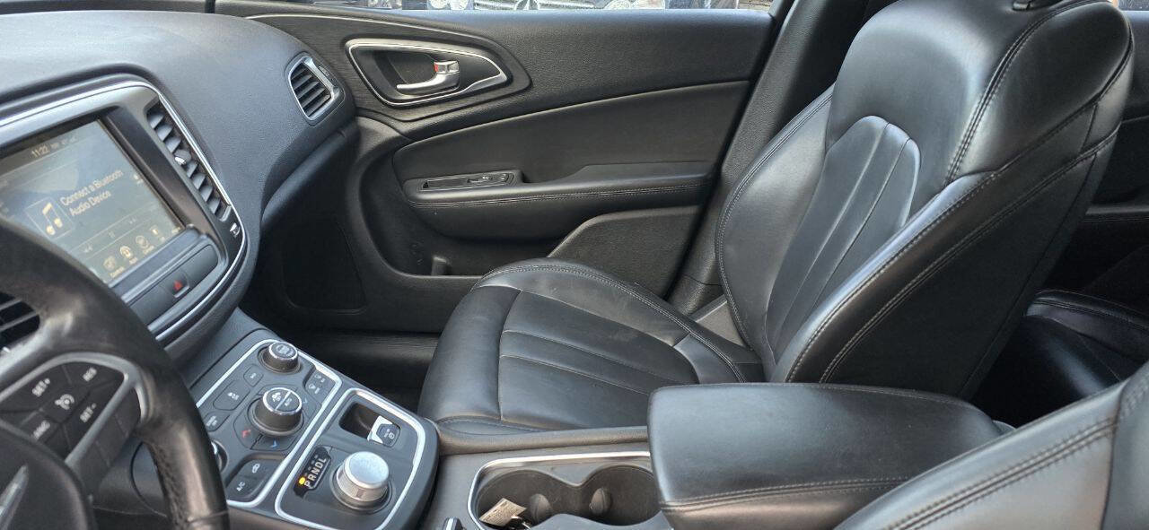 Used 2017 Chrysler 200 Limited Platinum w/ Comfort & Convenience Group image 17