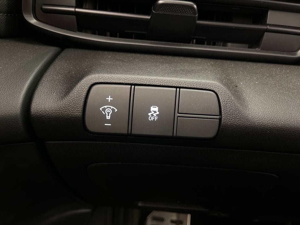 Certified 2025 Hyundai Elantra Sport FWD image 30