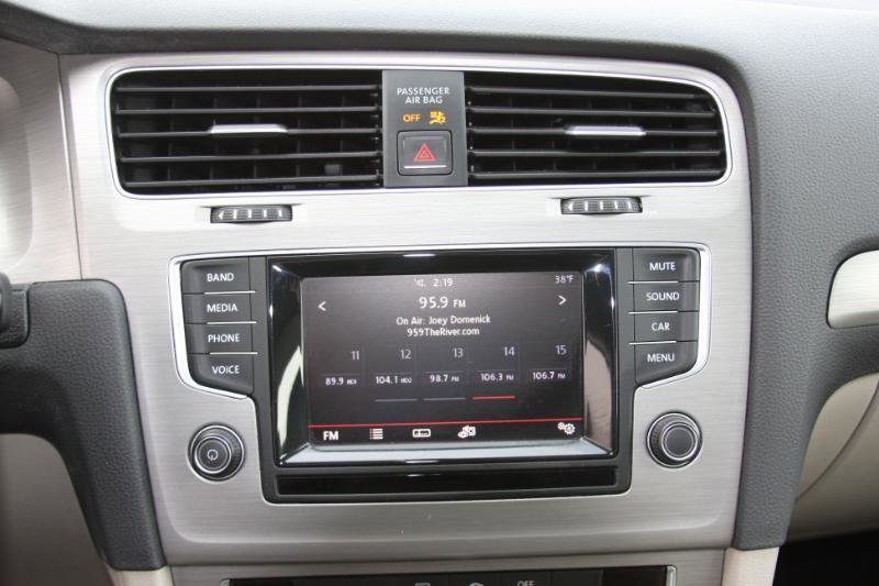 Used 2015 Volkswagen Golf S image 35