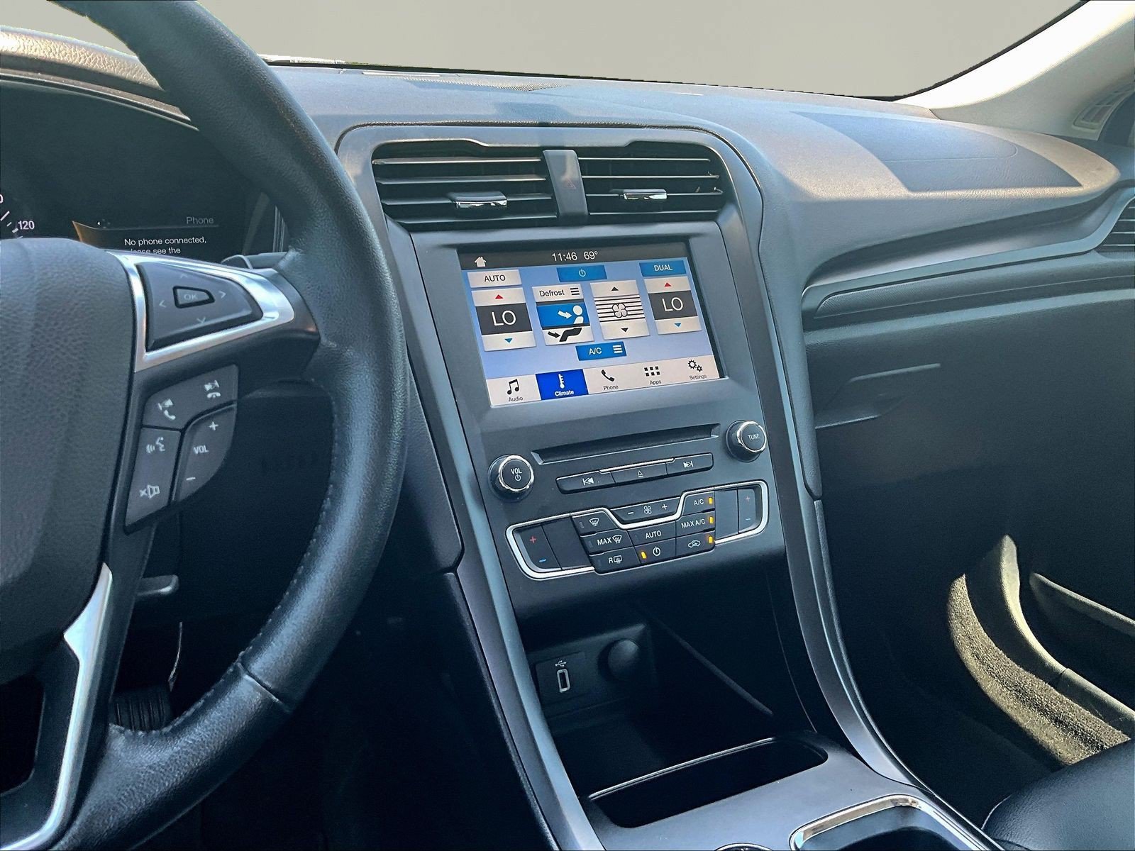 Used 2018 Ford Fusion SE w/ Equipment Group 201A FWD image 9