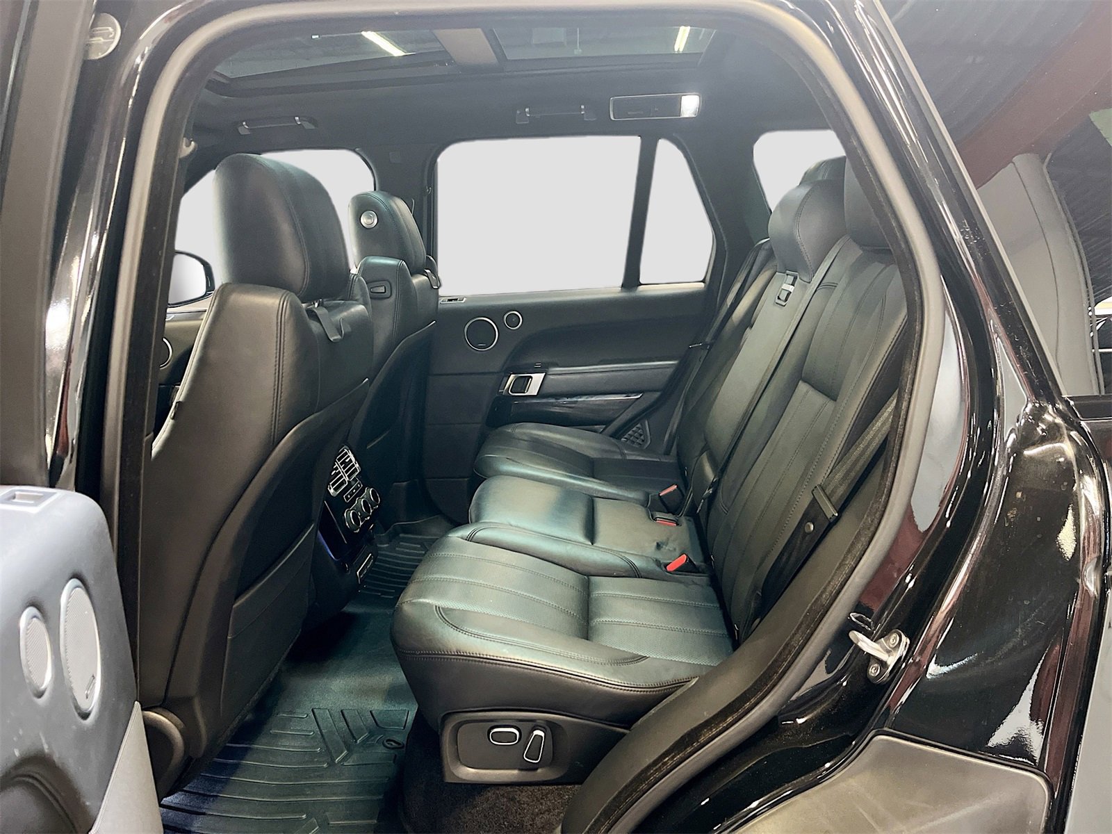 Used 2015 Land Rover Range Rover Supercharged image 26